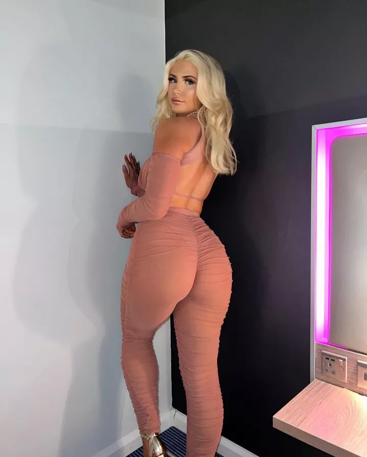 Paige's first fat ass pic of the year