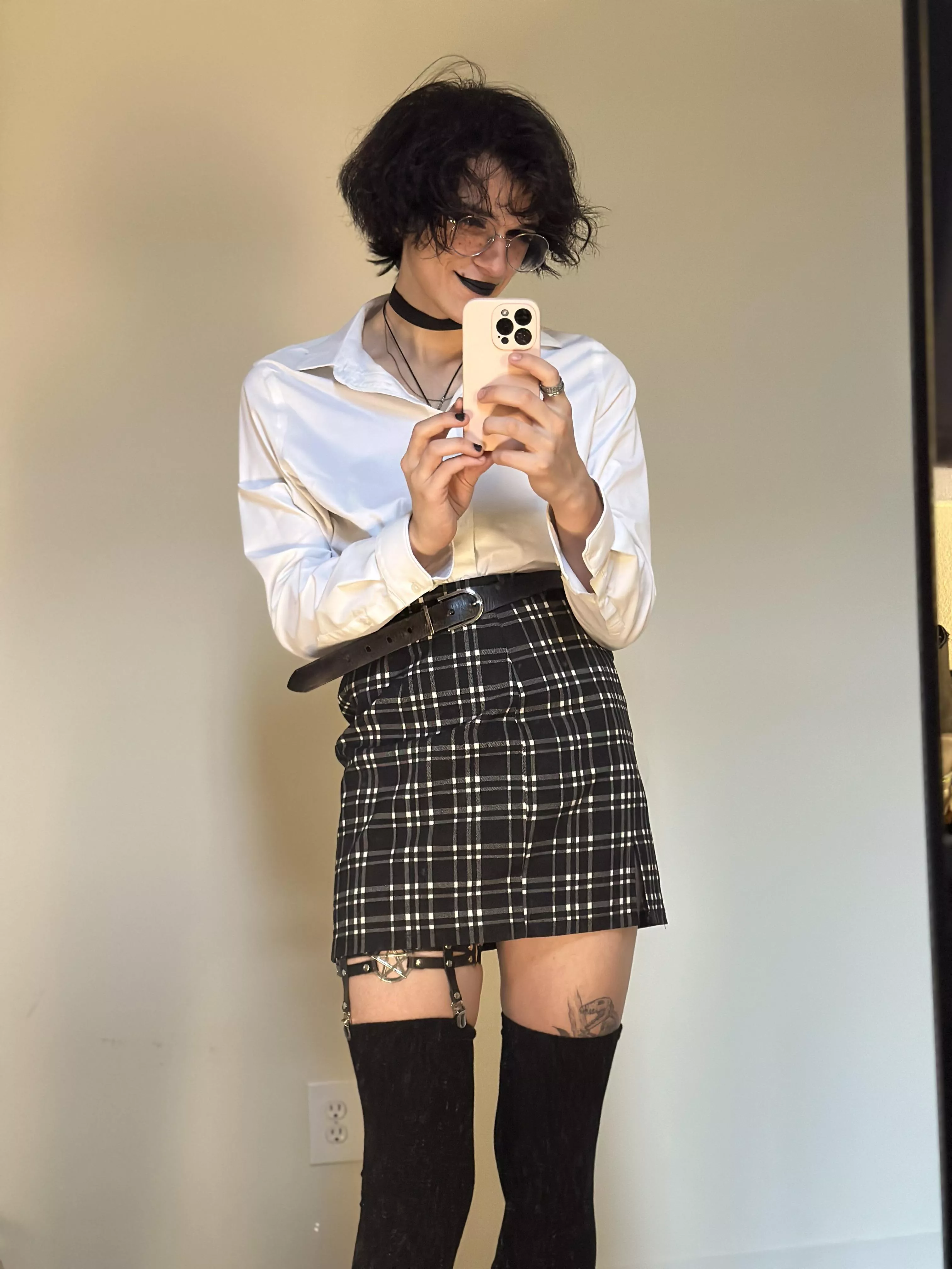 seeking employment as a femboy secretary (will not actually work)