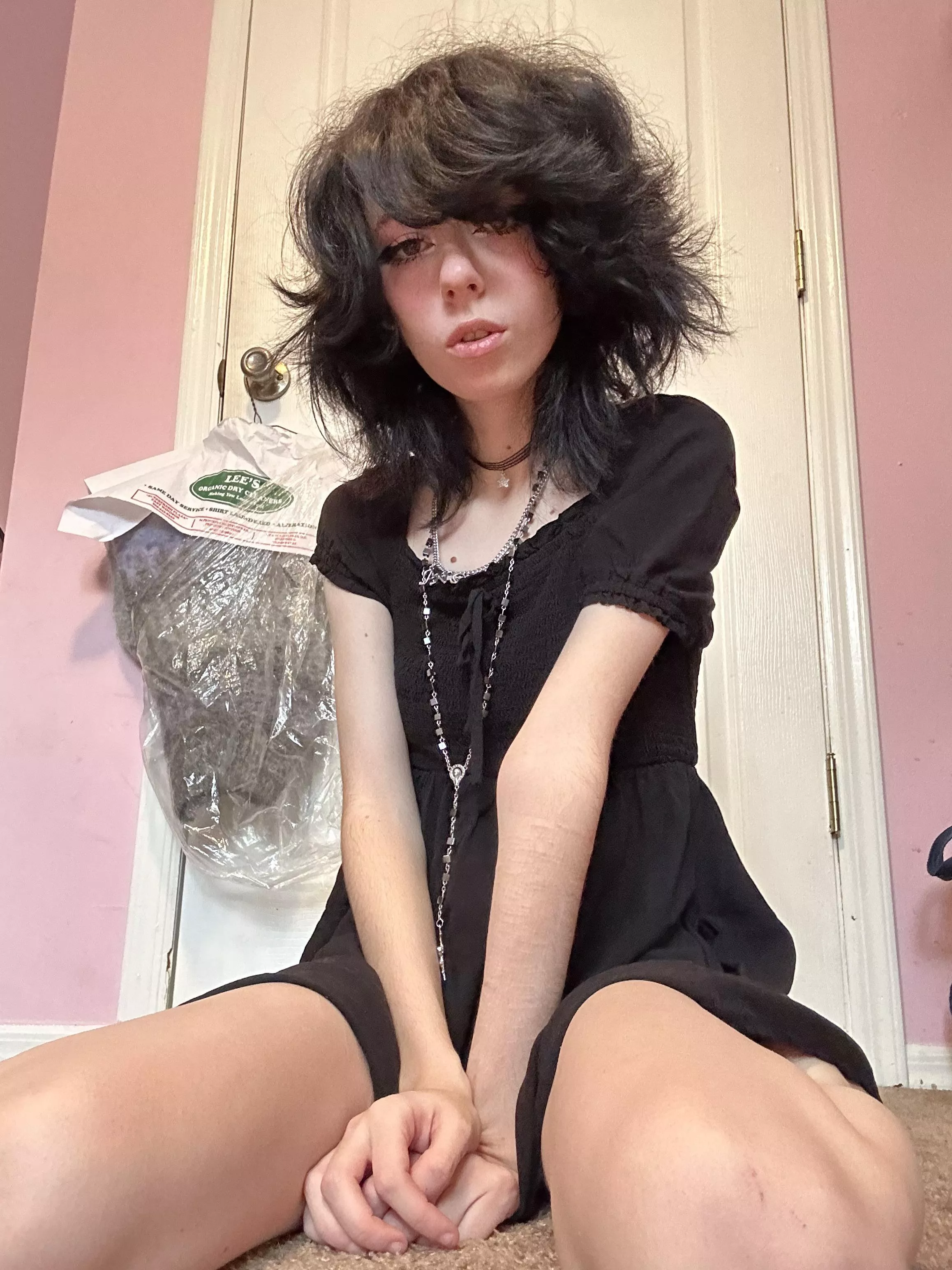 The little sleeves on this dress are so cute 🥺🖤