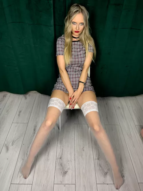 Thigh high and no panties - less is more don't you think? 🥵