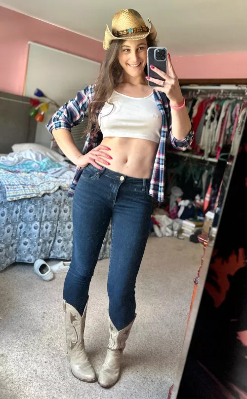 This tight crop top is one of my favorite, so it’s perfect for my 1st post here