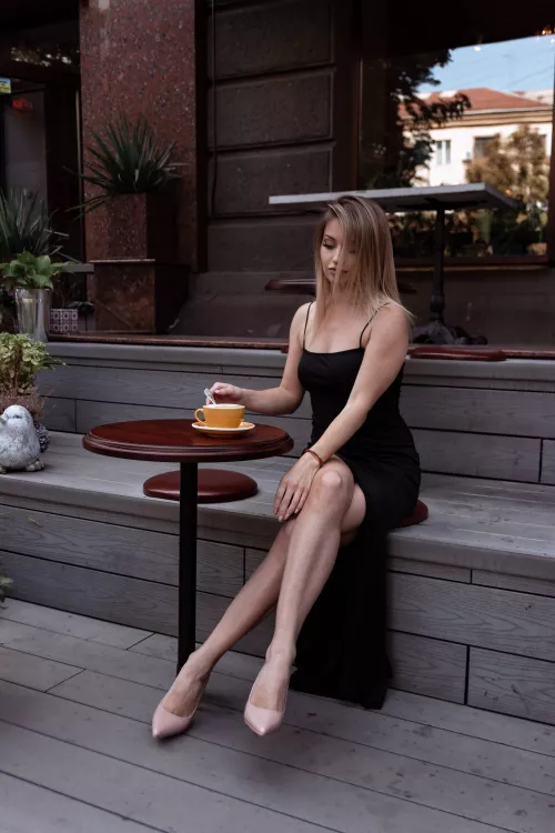 Those pale legs so soft, mm..