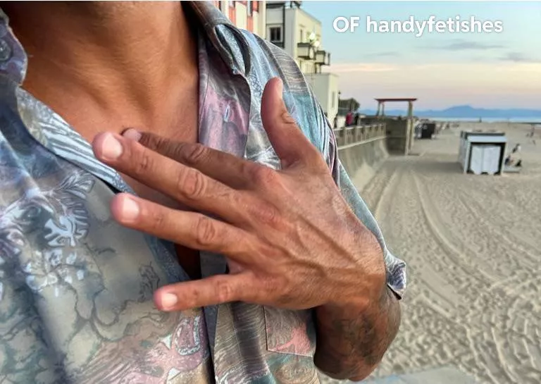 Veiny hands and sunkissed skin for you loves! Tell me what you think!