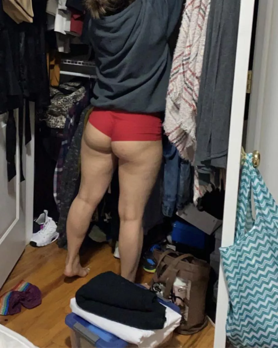 When ever there’s contractors doing some work in the house I enjoy exposing my under ass☺️