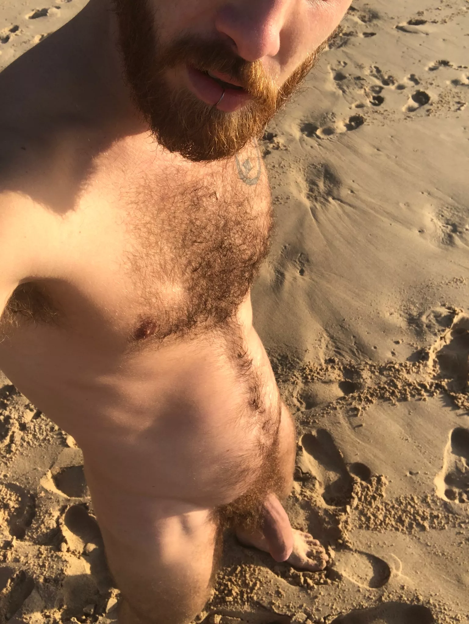would you serve me publicly at the beach? 💪💦 (25)