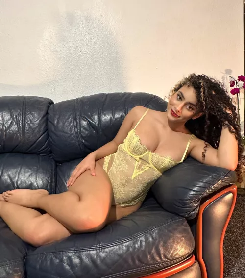 You should be between this clevage🤤