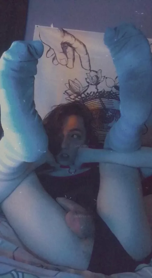 [18] do u like my socks? :3