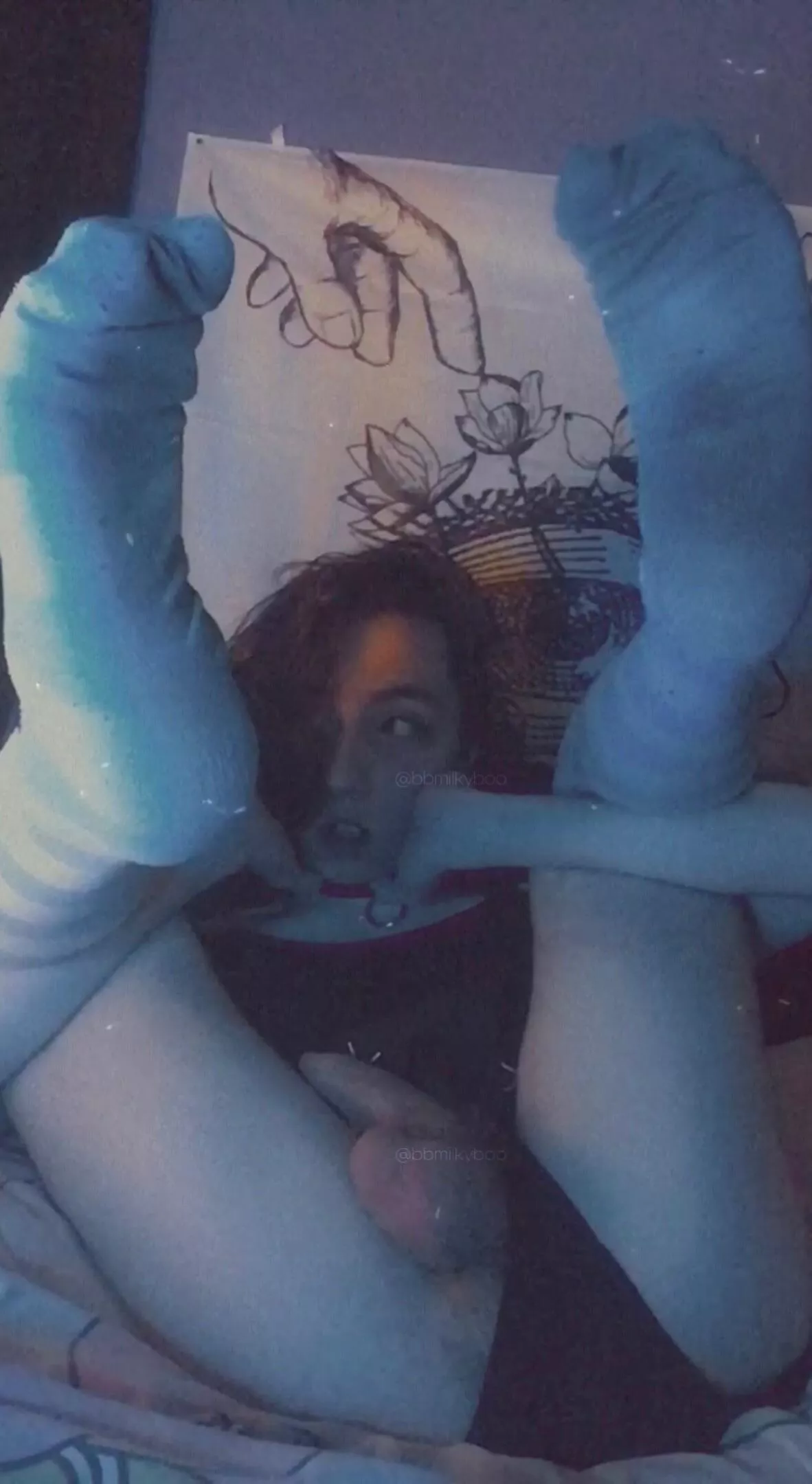 [18] do u like my socks? :3