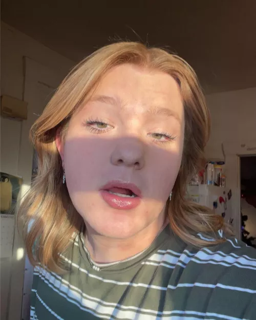 18. trans girl. hmu if you like girls with a little extra skin. @christmastimeho