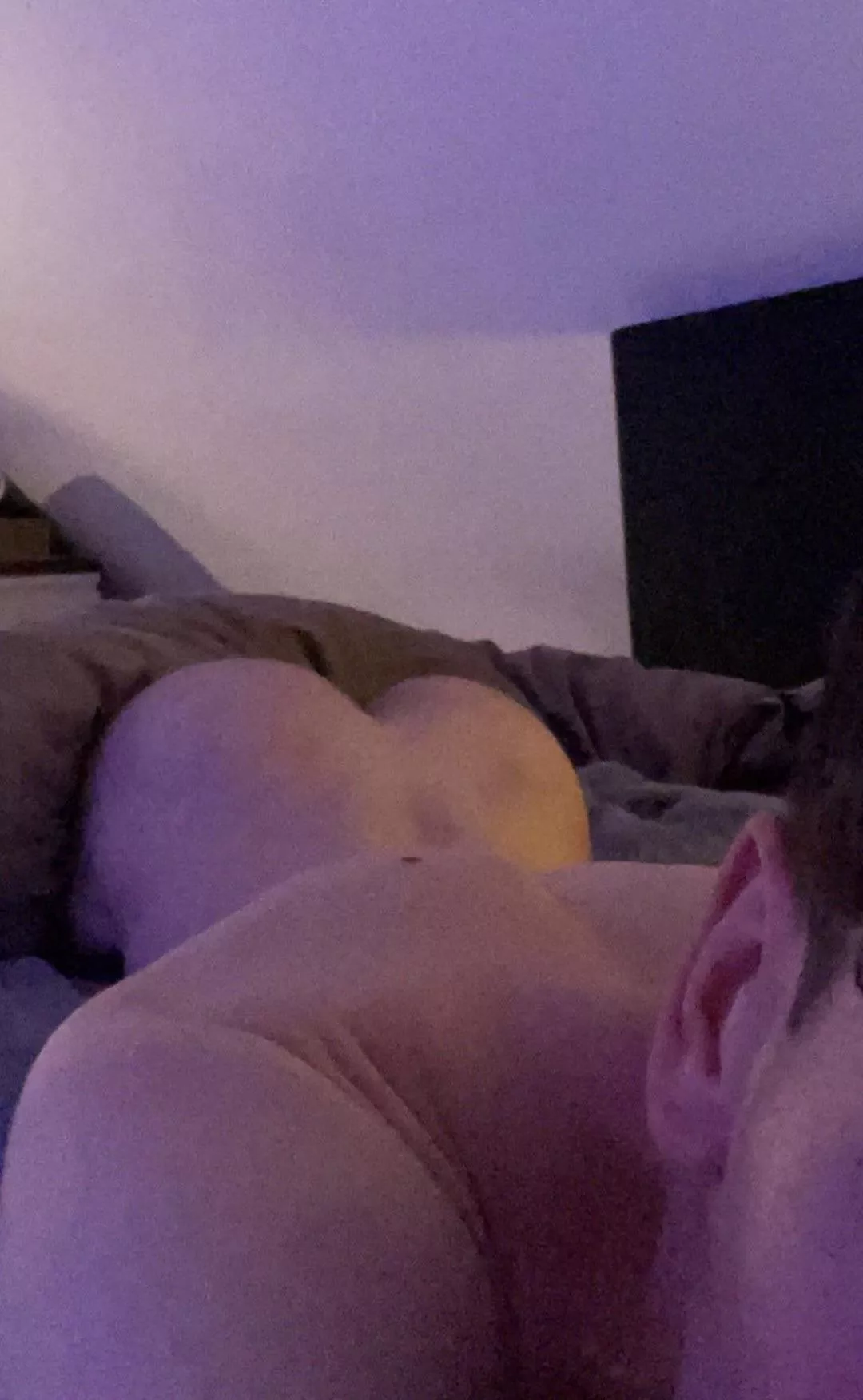 21 looking for big dick or muscles! hmu with pic