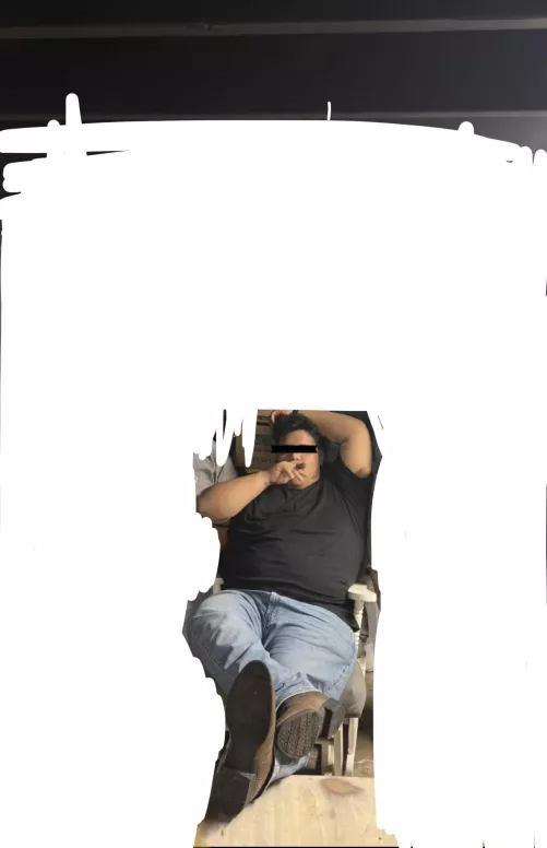 24 chubby blue collar man. Who wants to see what’s under these blue jeans?