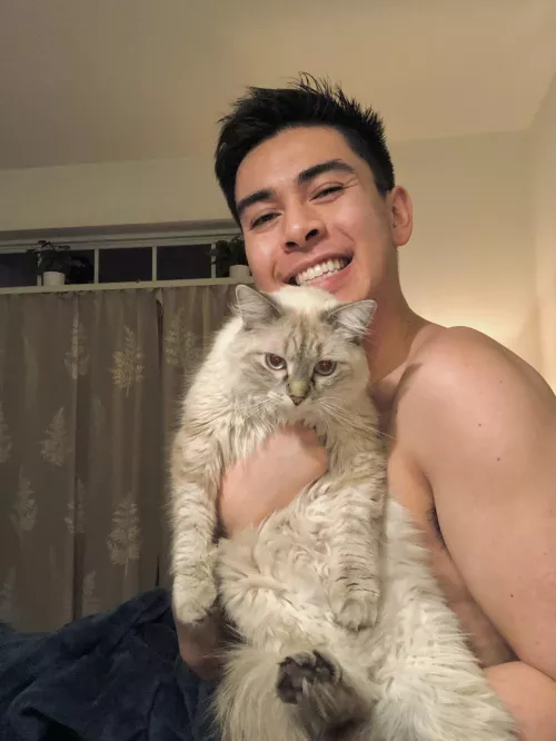 any cat people on here? 😄🐈‍⬛🐈