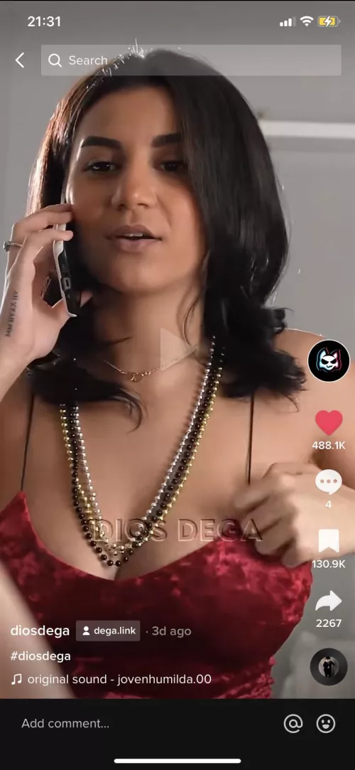 Anyone know the sauce or actress name?