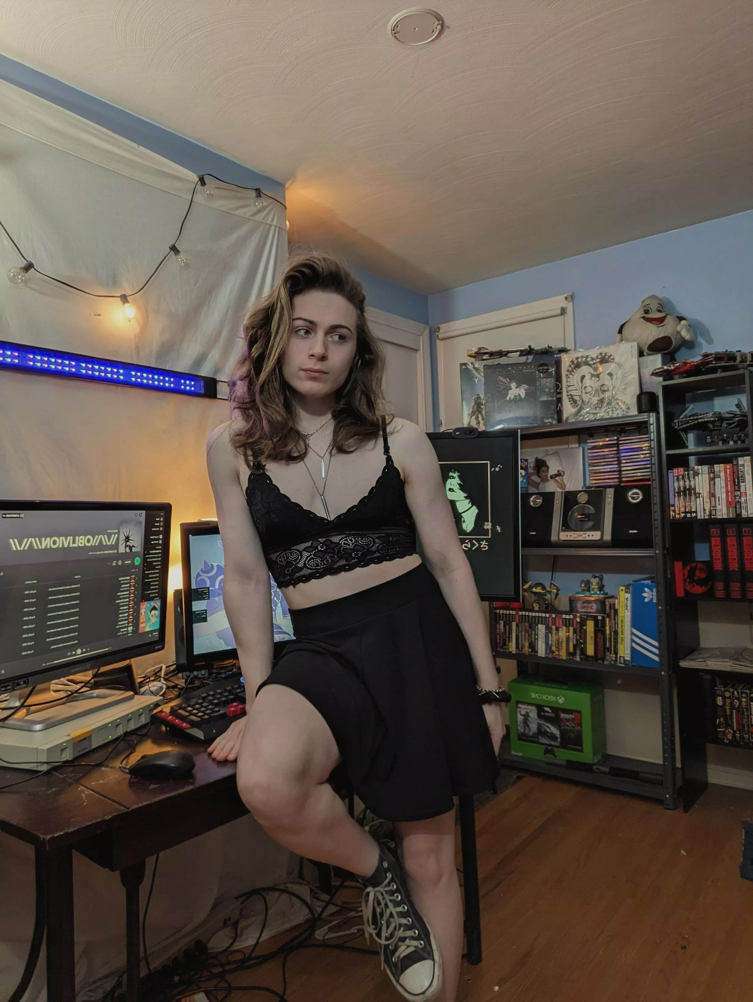 chillin in my room :3