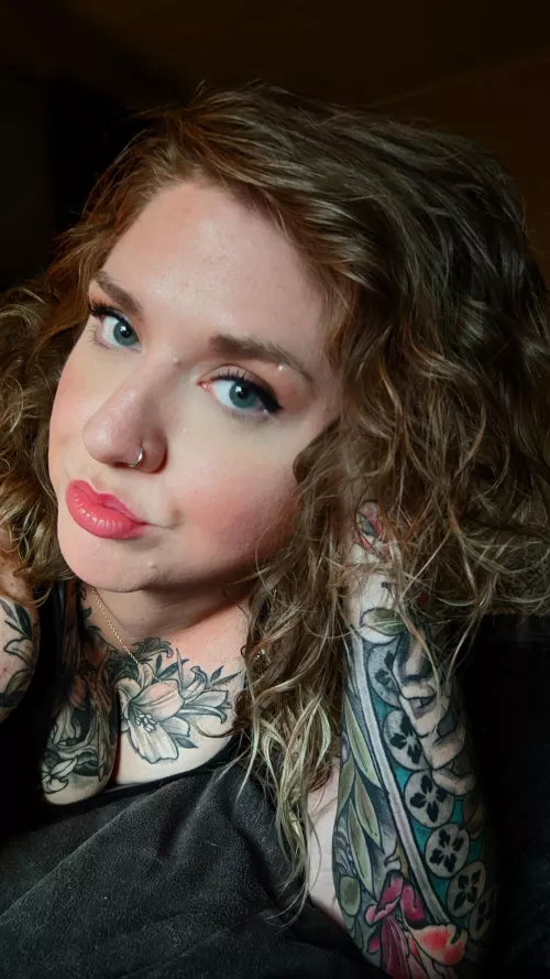 Costa Rican x German, vibing on Hump Day. 🤟🏽🖤