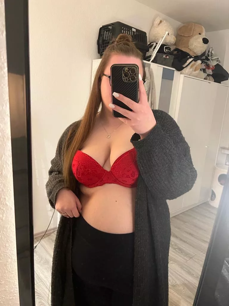 Do you like my hot body ?😏