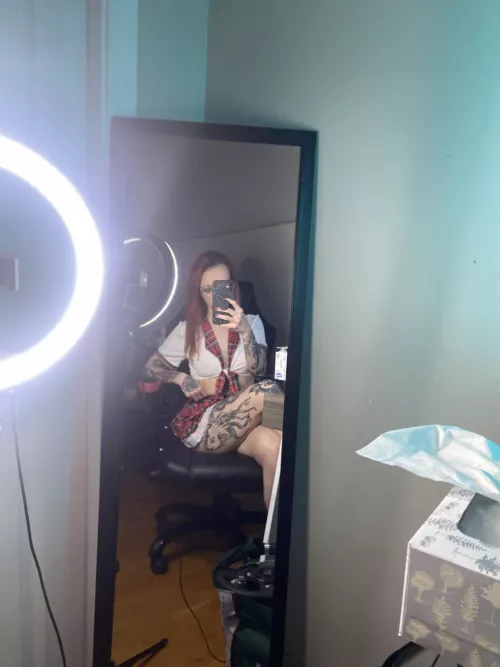 (F) new set up for gaming or for being a whore? 😏