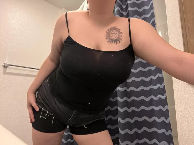 how obvious is it I’m not wearing a bra 👀