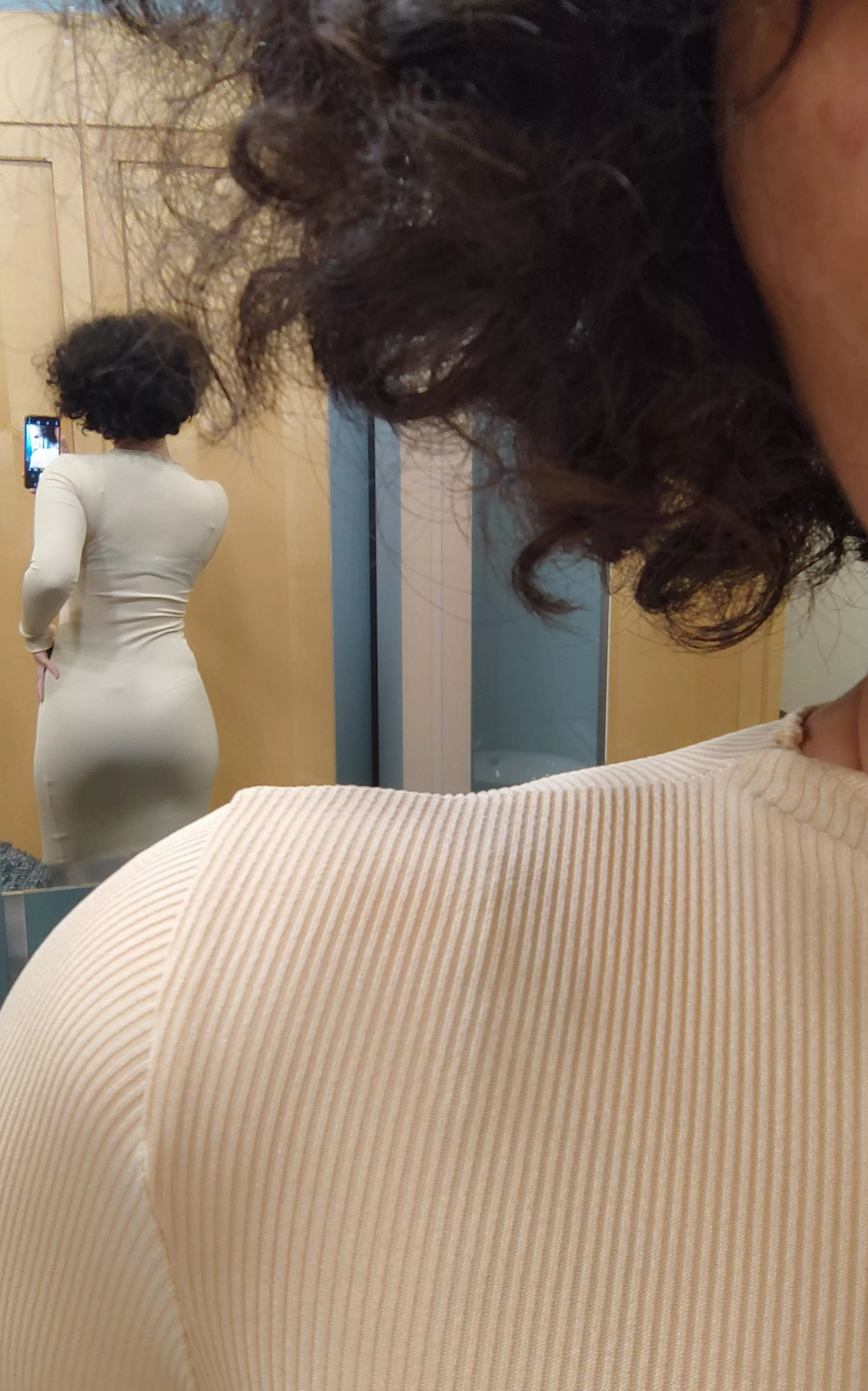 I got off the plane at 7 am this morning as I came back from my holiday, I went home to put on a sexy dress and I was at my coworking space, all excited to look slutty by 10.30. How would you have welcomed me if you were working next to me?