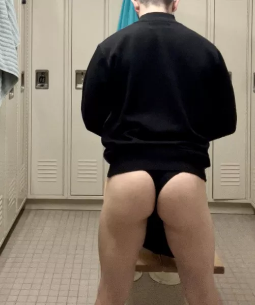 I just love it when others come in to the locker room while I’m exposed like this. I hope they like the show. [34]