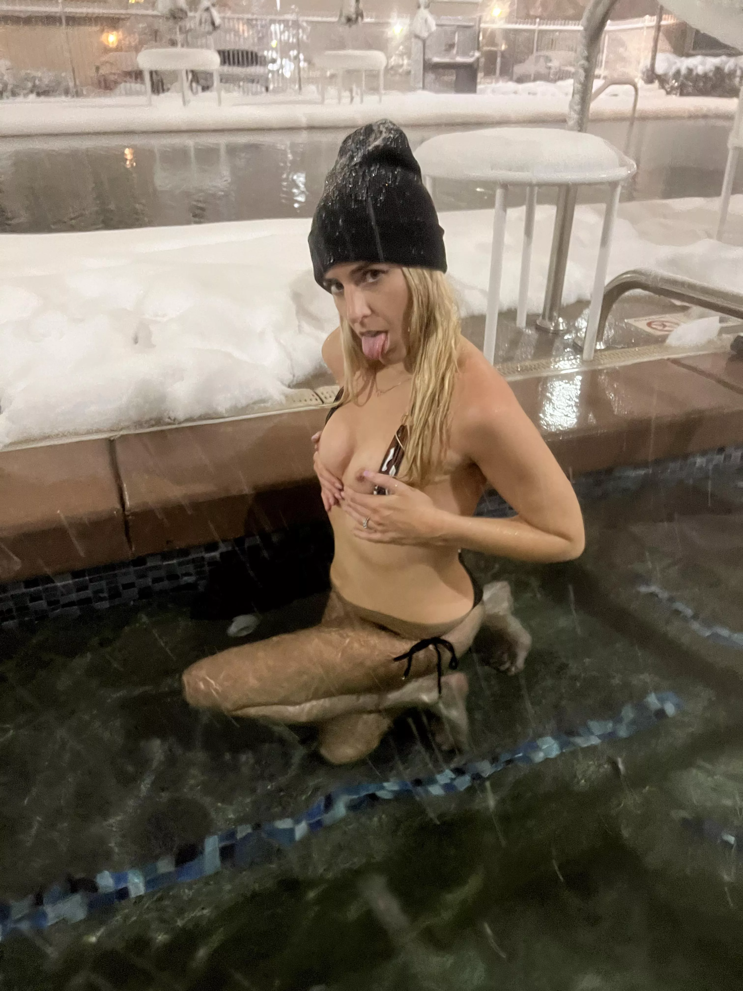 If you came to the pool and saw this. Would you come hookup with me? [F]