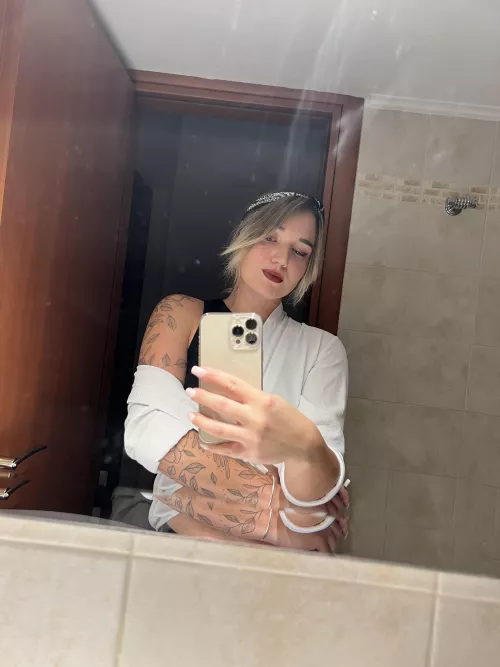 just a babe with an iPhone