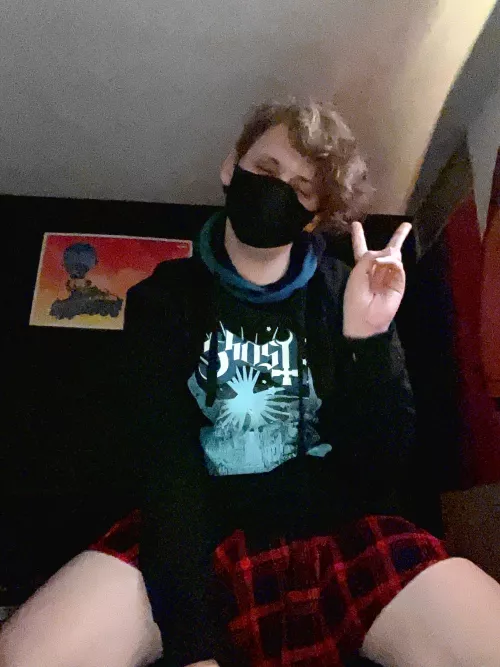 Just chilling.. on the floor.. like a dummy 😖