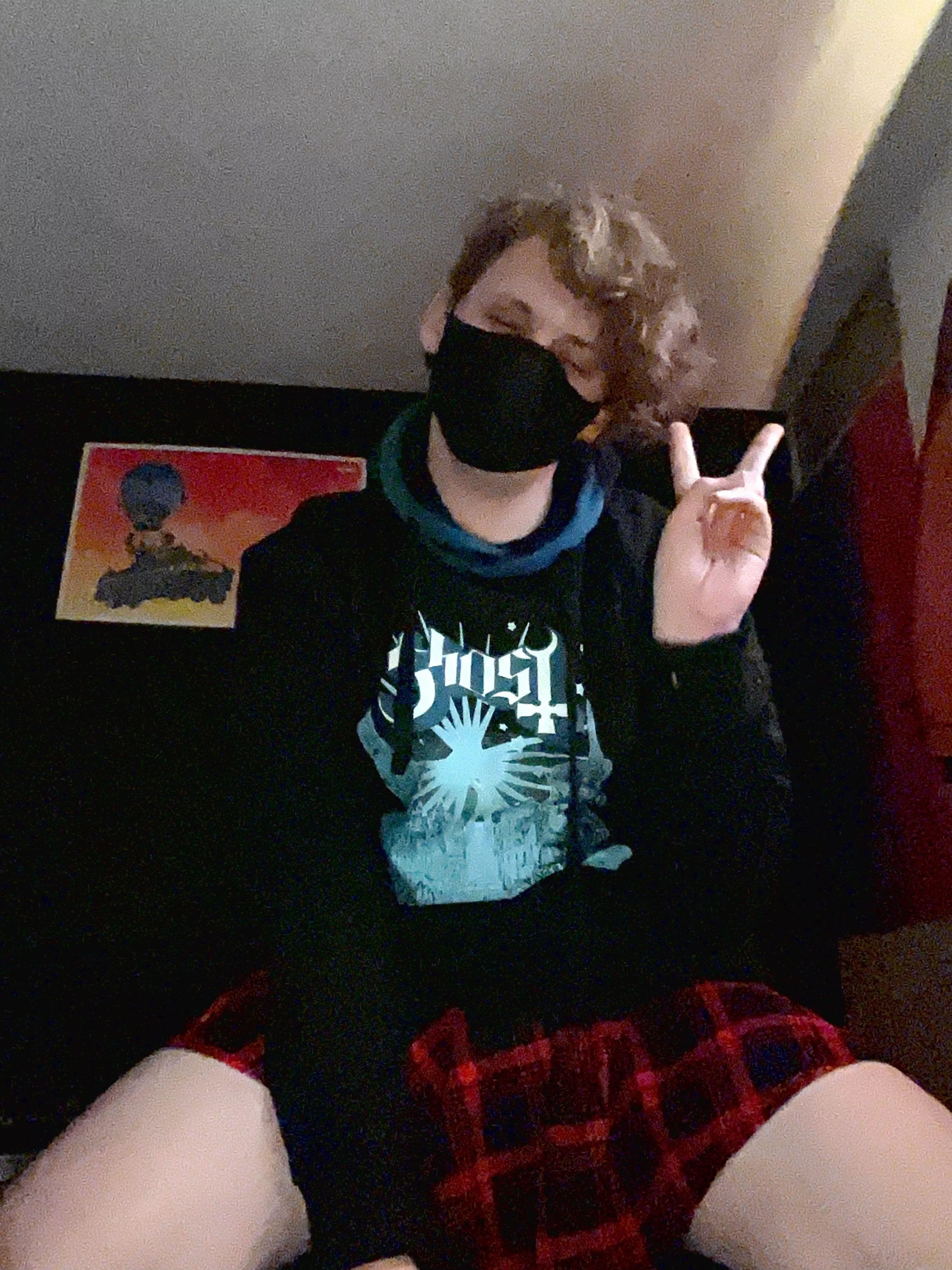 Just chilling.. on the floor.. like a dummy 😖