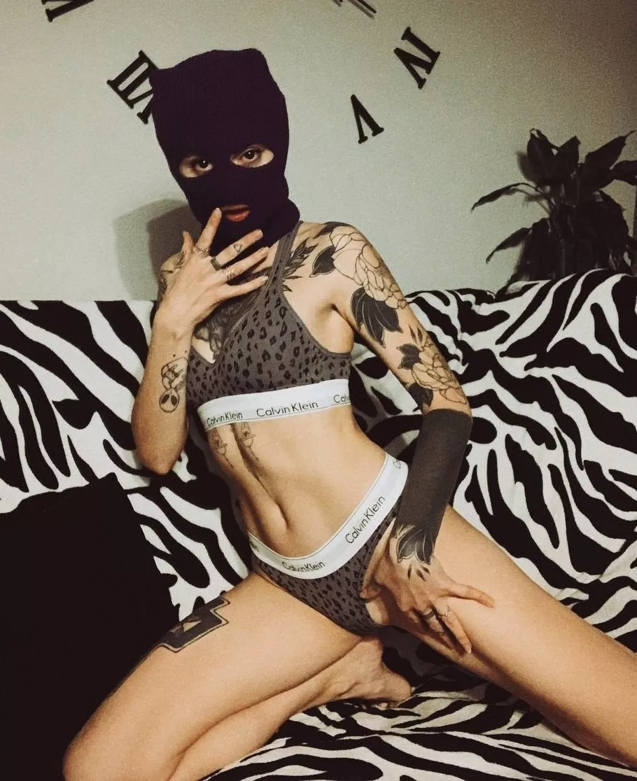 Kiss my tummy while you go lower 😏 [img]