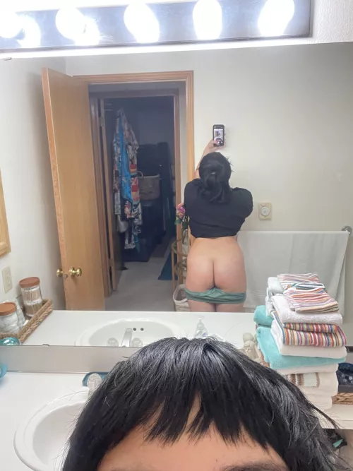 Love mirror booty pics, hbu?;)