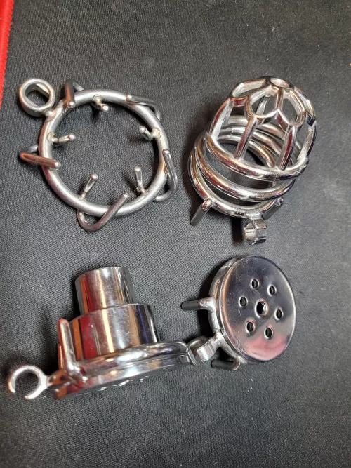 me bimbo girl, cannot think for myself, from all the hypno me been gooning to. please tell me which cage to wear before work.