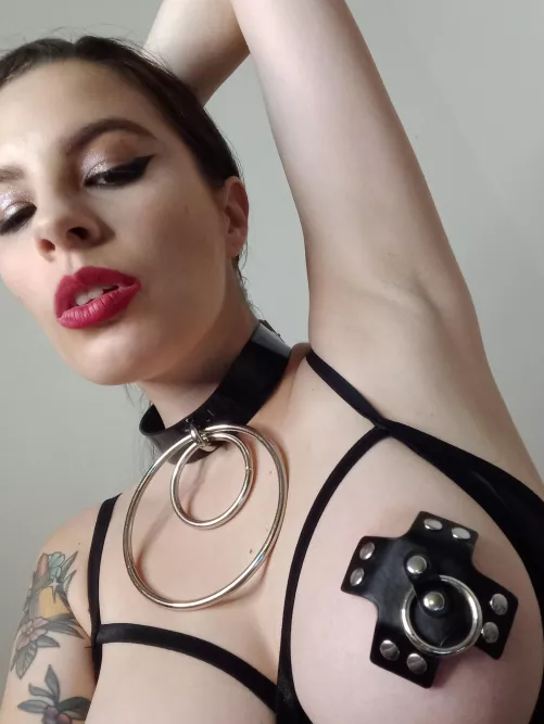 My armpits smell like latex. 🖤