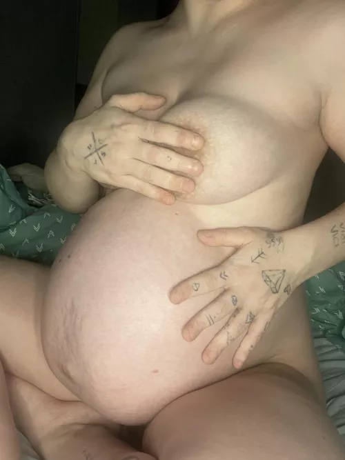 Ooohps… 🤫 would you come and rub oil on that stomach so it doesn't get such bad scars? 🥺