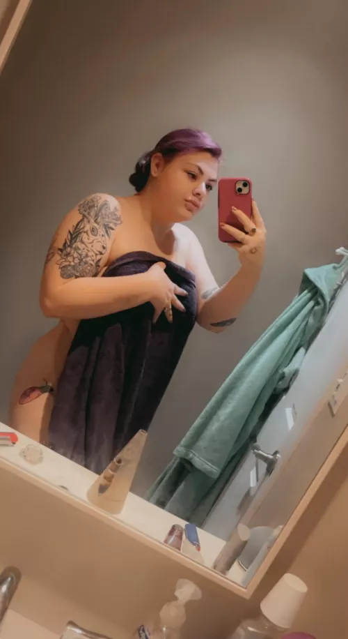 Post shower mirror selfies 🥵