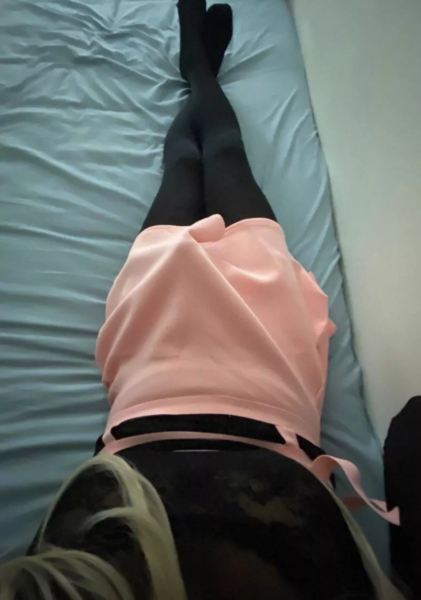 Some sissy gurl legs and feet for you 🥺