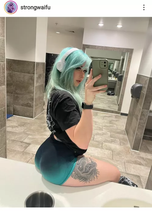 Strong Waifu color combo...