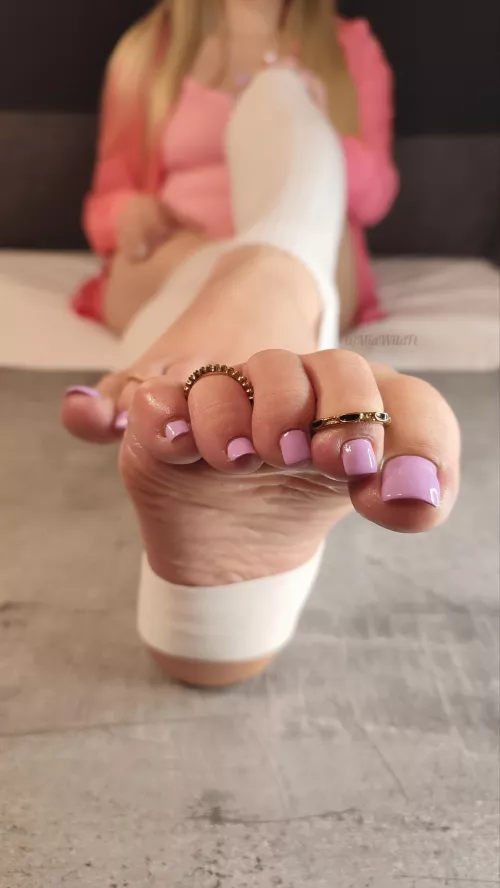 Suck my toes rings off 🤭🤗