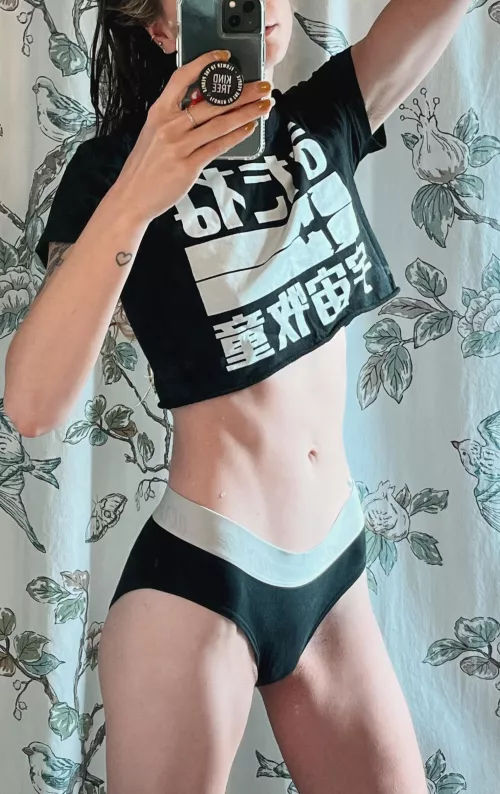 Toned tummy in a crop top [img]