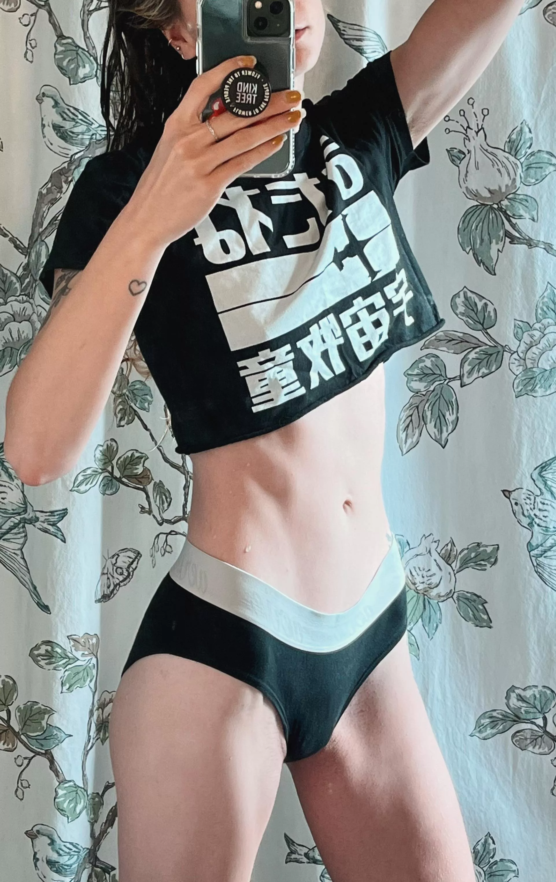 Toned tummy in a crop top [img]
