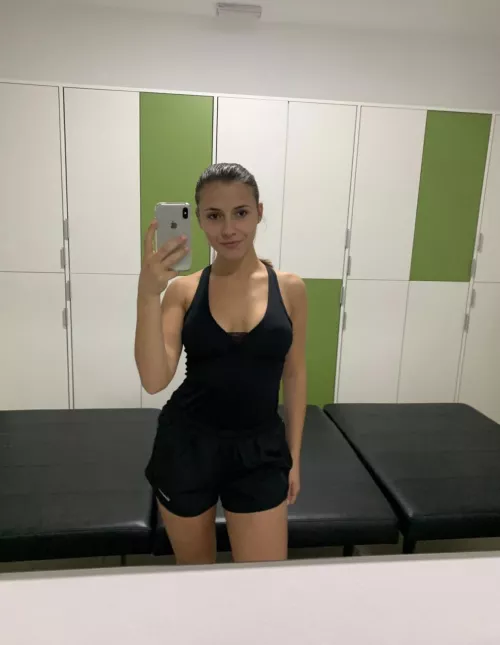 Trade my gf who is 28 send dm