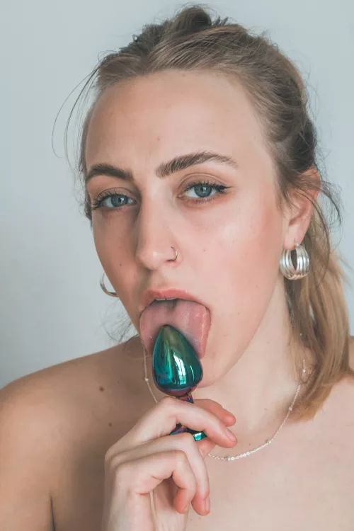 Who likes playing with butt plugs?