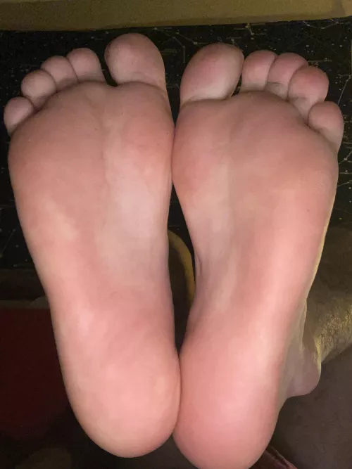 [18] US 13 wide you guys seem to like my feet ;)