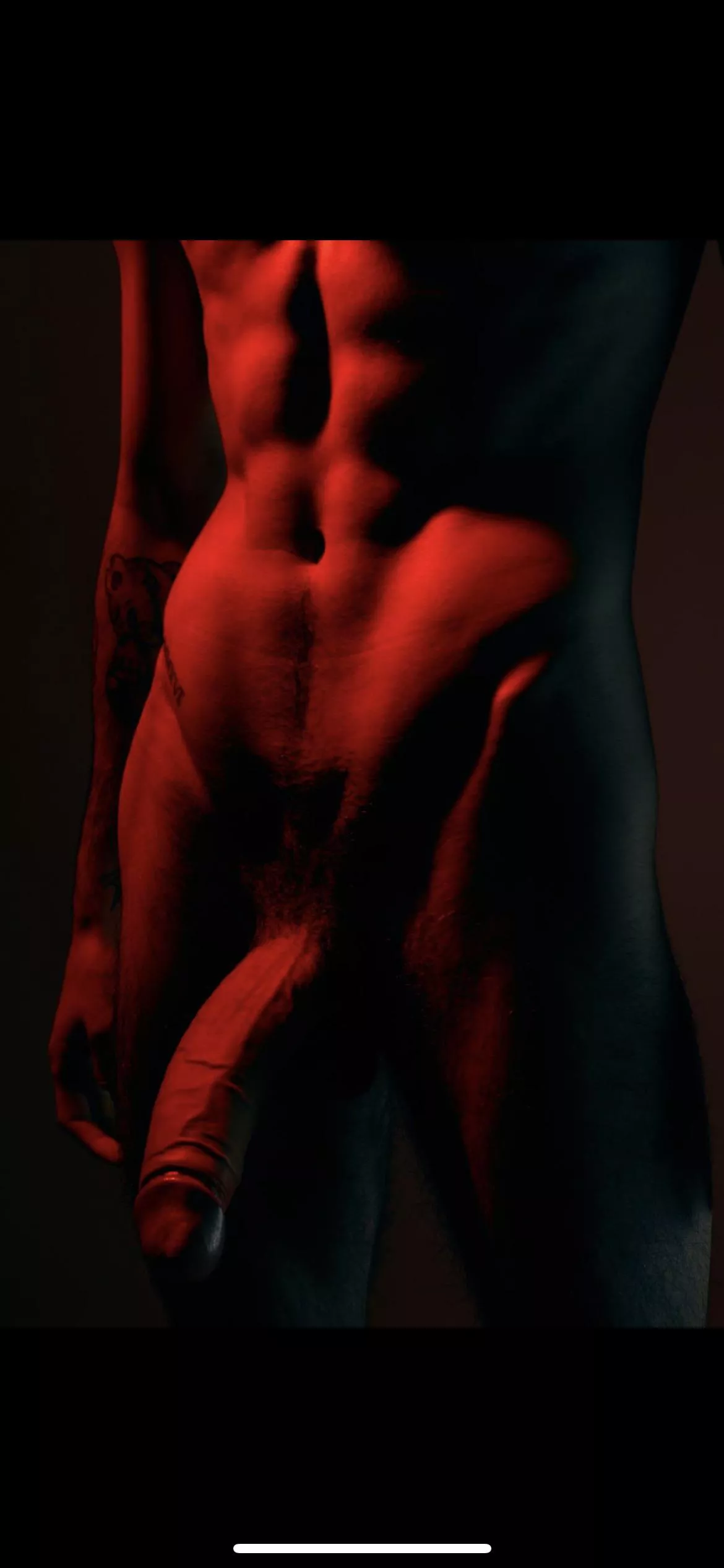 24 Huge Cock London Based looking for Qeans. Who wants me?