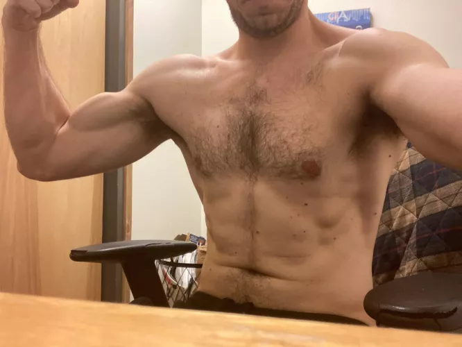 28M verbal dom bodybuilder horny af and needs a smooth fem today….sc: gomps221