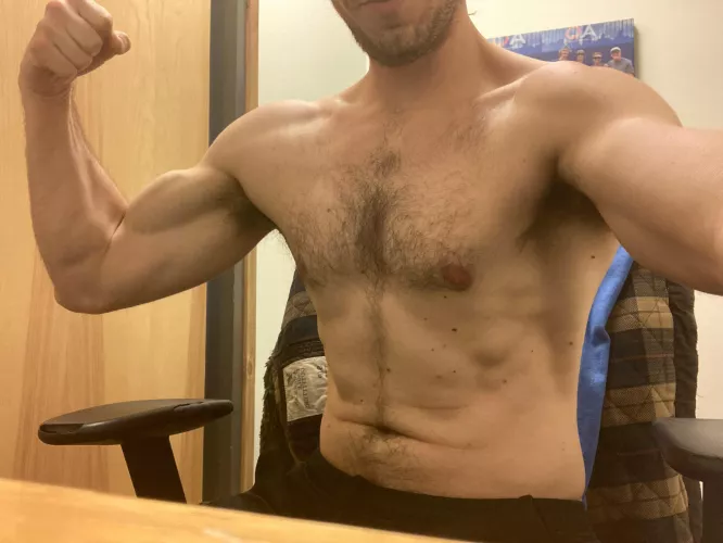 28M verbal hung model just finished a workout and needs to totally dom a smooth, fem today…Snapchat : gomps221