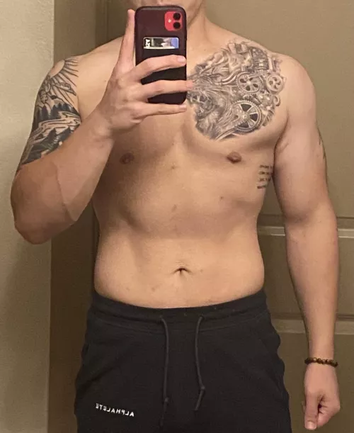 [29] Anyone have some free time for this big bro 😜🥵