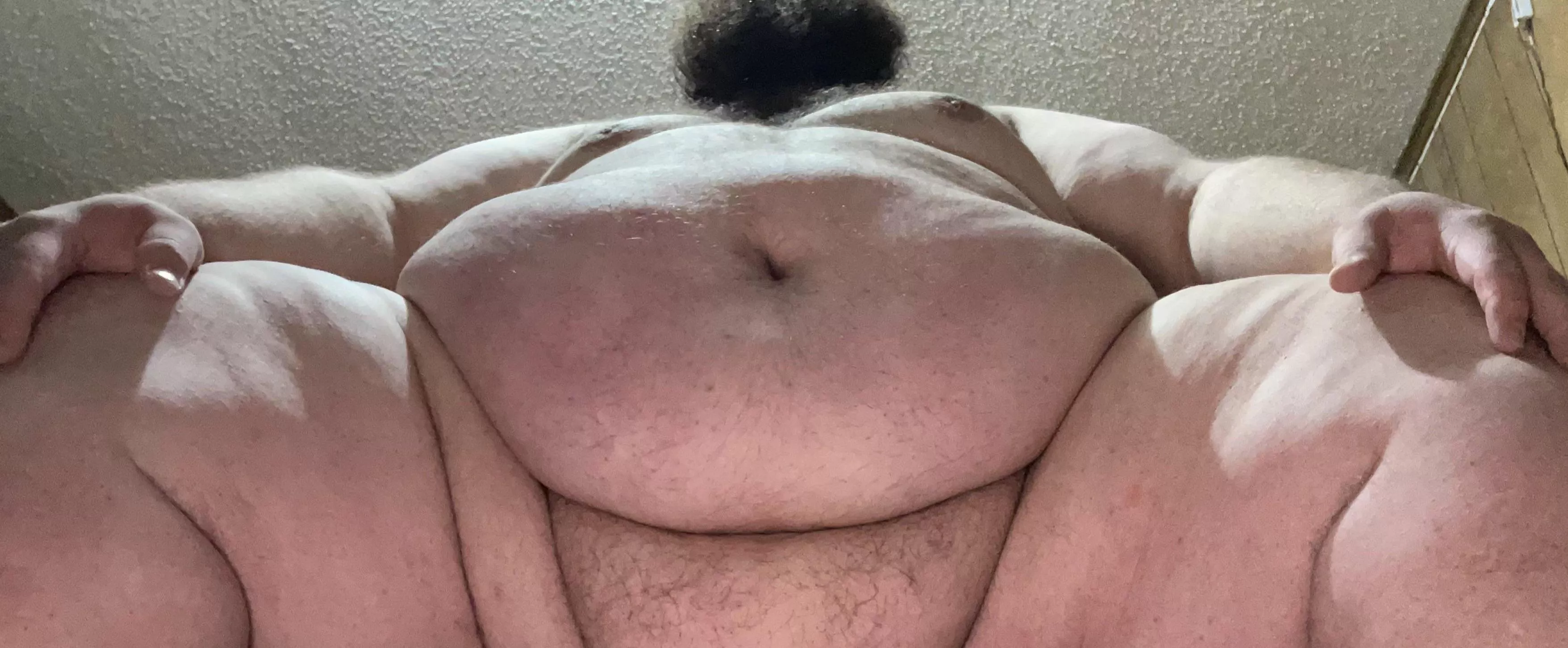 Any ladies here that like big hairy bearded fat guys? Let’s chat and play.