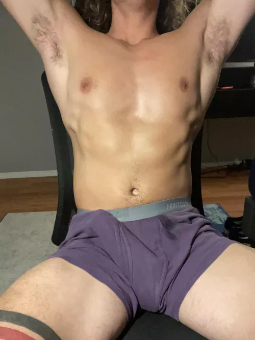 Anybody here like when guys put their arms up and show their bulge?