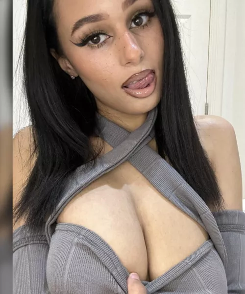 Boobs out or in? Cum check out my FREE OF 😈💦😍🍒