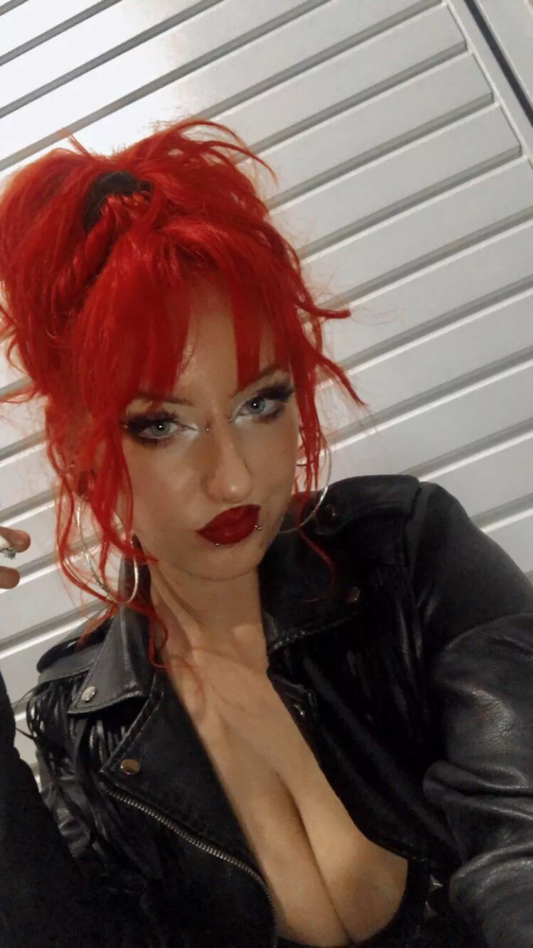 Bury your face in my cleavage 😈